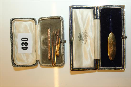 Three gold bar brooches(-)